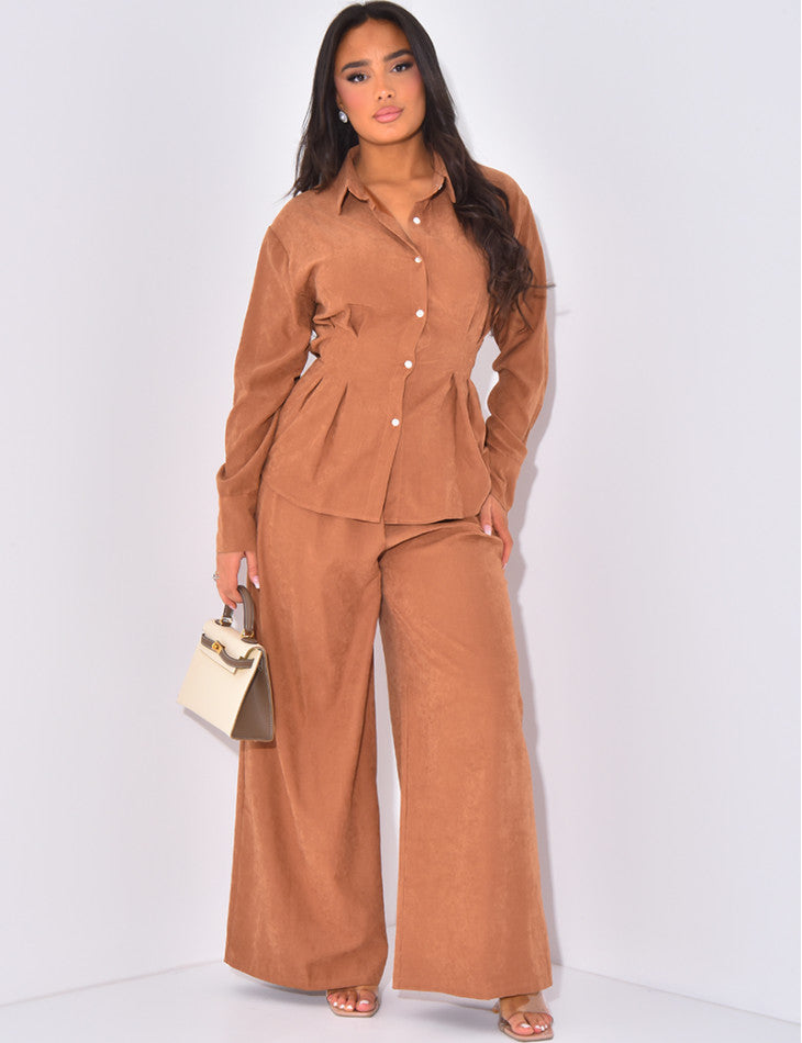 Ensemble pantalon effet daim et chemise ajustée à nouer
